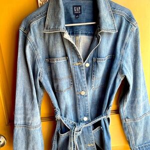 Jean jacket light faded wash 4 front pocket , ties at waist . Good condition.